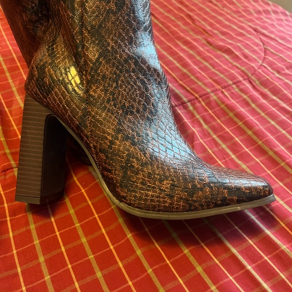 Snakeskin print ankle boots - Picture 11 of 12